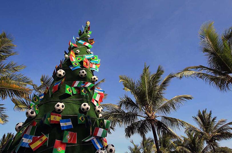 Den WM-Pokal unterm Weihnachtsbaum? - Das Finale der Fußballweltmeisterschaft 2022 in Katar soll jedenfalls am 18. Dezember ausgetragen werden.