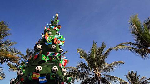 Den WM-Pokal unterm Weihnachtsbaum? - Das Finale der Fußballweltmeisterschaft 2022 in Katar soll jedenfalls am 18. Dezember ausgetragen werden.