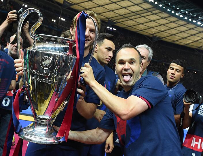 Ausgelassen feiert der FC Barcelona feiert seinen 3:1-Sieg über Juventus Turin in Champions-League. Die Bilder der Fußball-Party.