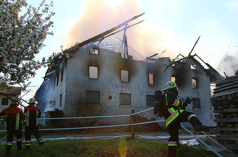 Großeinsatz der Feuerwehr am Donnerstagnachmittag: In Lafering brannte ein großes Stallgebäude komplett aus, der Sachschaden ist enorm. Die Bilder.