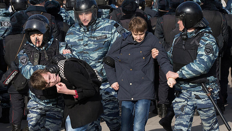 Mehr als hundert Oppositionelle wurden bei Demonstrationen gegen Korruption in Russland festgenommen. Mehr als hundert Oppositionelle wurden bei Demonstrationen gegen Korruption in Russland festgenommen.