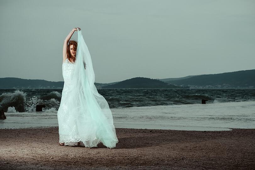 Jeannie in einem Kleid von "White Silhouette".