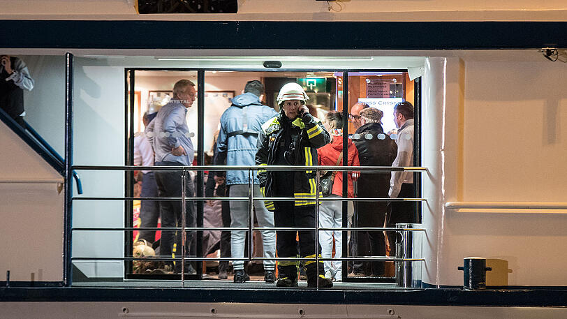 In Duisburg rammt ein Ausflugsschiff einen Brückenpfeiler. Die Bilder vom Bergungseinsatz
