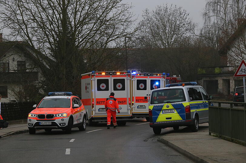 In Pürten bei Waldkraiburg wurde am Freitagmorgen ein Auto im Inn treibend gesichtet. Die Bilder vom Einsatz.