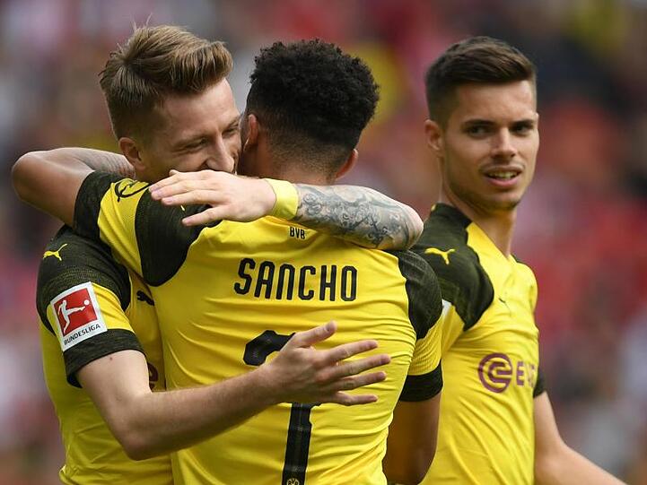 BVB-Spieler Marco Reus, Jadon Sancho und Julian Weigl jubeln über den Sieg in Freiburfg.