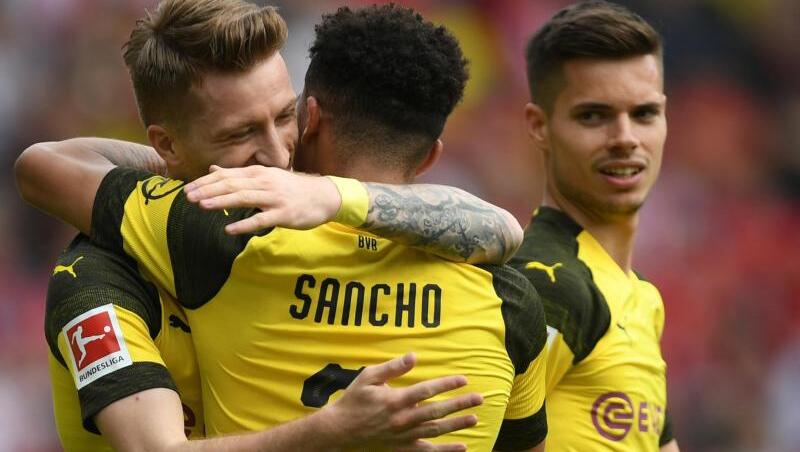 BVB-Spieler Marco Reus, Jadon Sancho und Julian Weigl jubeln über den Sieg in Freiburfg. BVB-Spieler Marco Reus, Jadon Sancho und Julian Weigl jubeln über den Sieg in Freiburfg.