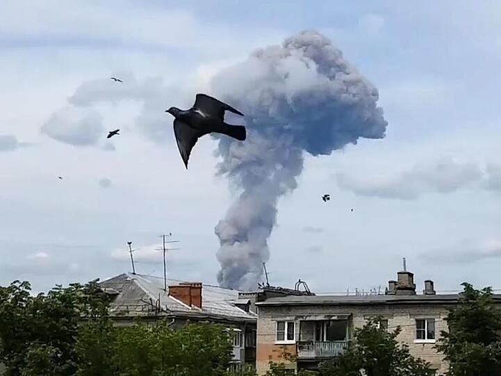 Über dem Munitionsbetrieb im russischen Dserschinsk steigt eine große Rauchwolke auf.