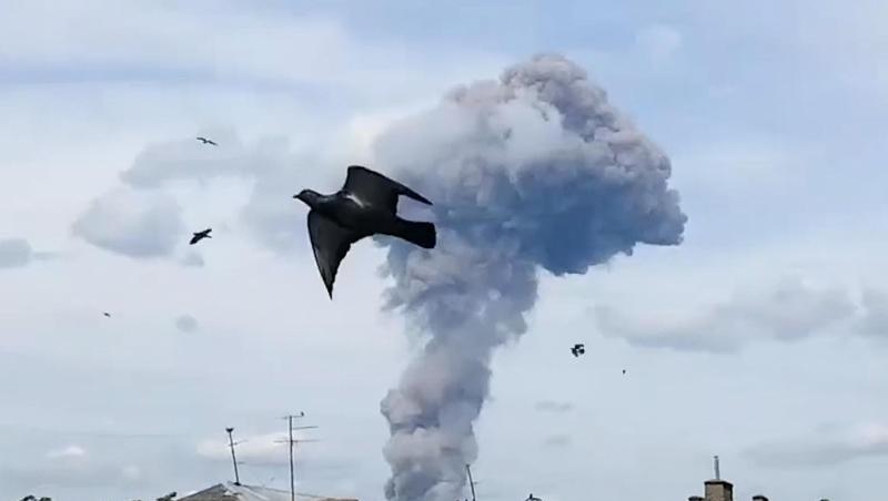 Über dem Munitionsbetrieb im russischen Dserschinsk steigt eine große Rauchwolke auf. Über dem Munitionsbetrieb im russischen Dserschinsk steigt eine große Rauchwolke auf.