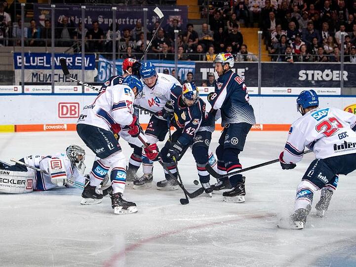 Münchens und Mannheims Spieler kämpfen vor dem Mannheimer Tor um den Puck.