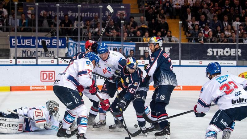 Münchens und Mannheims Spieler kämpfen vor dem Mannheimer Tor um den Puck. Münchens und Mannheims Spieler kämpfen vor dem Mannheimer Tor um den Puck.