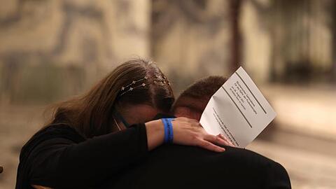 Betroffene trauern bei einem ökumenischen Gottesdienst in Aachen.