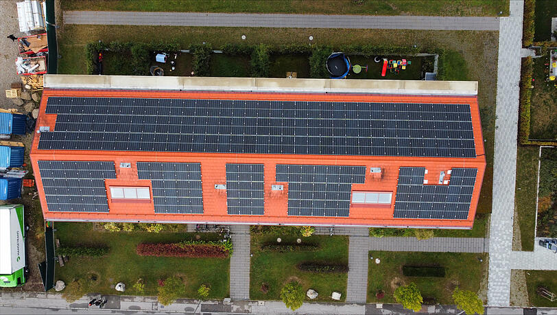 Hier im Harthof zahlen die Mieter weniger für ihren Strom. Denn dieses städtische Haus hat bereits eine Solar-Anlage.