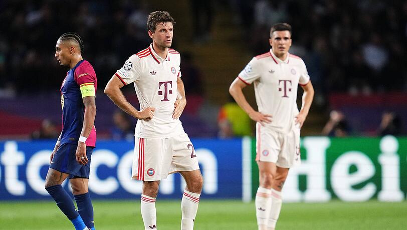 Kassieren in Barcelona eine ordentliche Abreibe: Die Bayern um Thomas Müller.