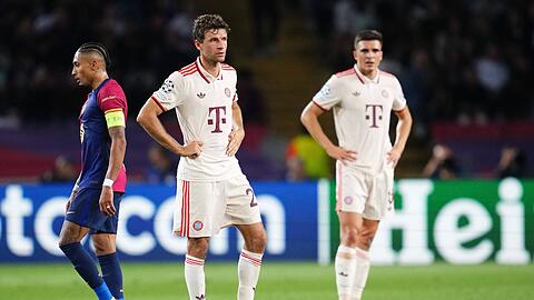 Kassieren in Barcelona eine ordentliche Abreibe: Die Bayern um Thomas Müller.