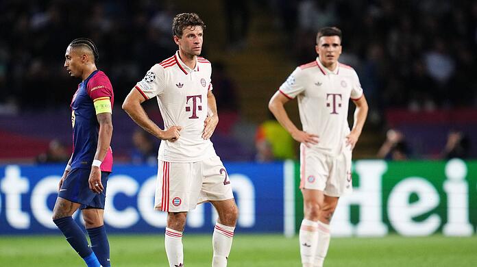 Kassieren in Barcelona eine ordentliche Abreibe: Die Bayern um Thomas Müller.
