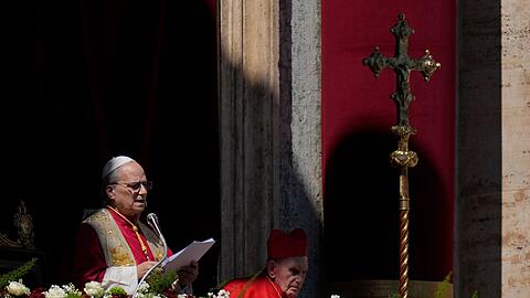Von der zentralen Loggia des Petersdoms spendet Leo XIV. den Segen Urbi et Orbi.