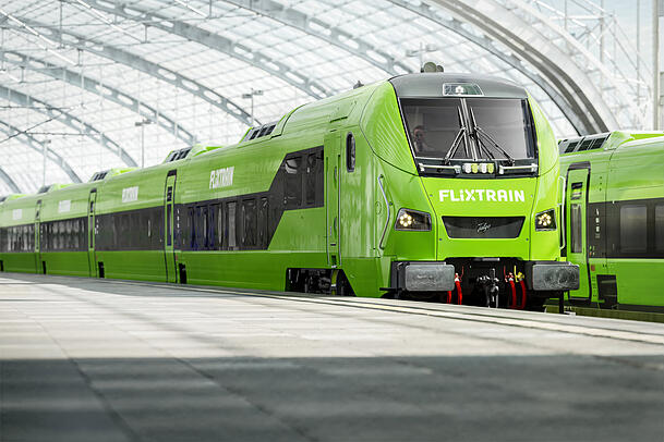 Ein Flixtrain fährt in den Bahnhof ein. Ab 2028 soll die Flotte um 65 Züge erweitert werden. Ein Flixtrain fährt in den Bahnhof ein. Ab 2028 soll die Flotte um 65 Züge erweitert werden.