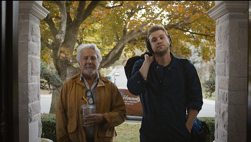 Klavierstimmer Harry (Dustin Hoffman, links) ist fast taub, sein Lehrling Niki (Leo Woodall) hört dafür umso besser. Klavierstimmer Harry (Dustin Hoffman, links) ist fast taub, sein Lehrling Niki (Leo Woodall) hört dafür umso besser.