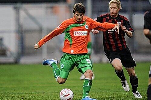 Er ist wieder da: Christopher Nöthe (l.) feierte beim Testspiel in Ingolstadt sein Comeback im Fürther Angriff.