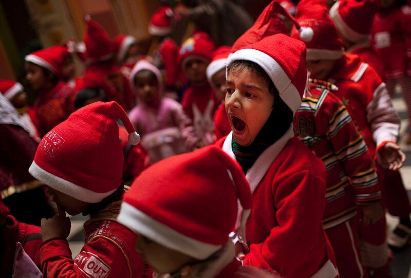 Gähnt dieser Junge - oder singt er? Auch in Indien kann so ein Weihnachts-Tag kann schön schlacuehn...