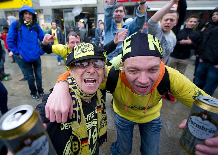 In Dortmund gehen die Fans auf die Straße zum Feiern.