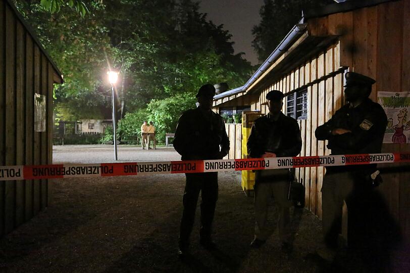 Die Polizei hat den Biergarten-Tatort abgesperrt.