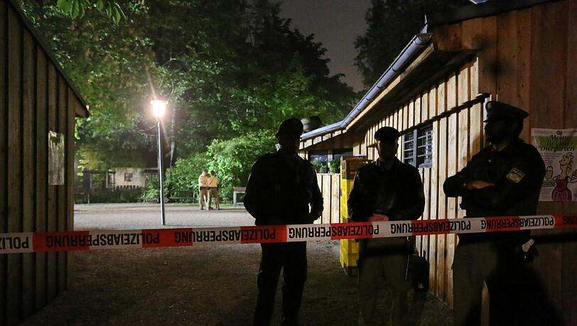 Die Polizei hat den Biergarten-Tatort abgesperrt. Die Polizei hat den Biergarten-Tatort abgesperrt.