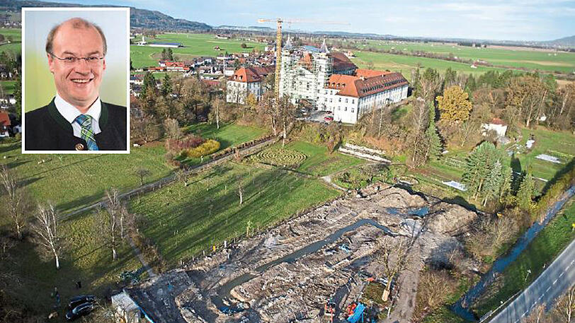 Hier sollte eigentlich längst das neue Senioren- und Pflegeheim stehen, doch Archäologen graben noch nach Baudenkmälern. Dass der Freistaat sich
nicht an den Kosten dafür beteiligt, kritisiert Bürgermeister Stefan Jocher (kl. Bild) scharf.