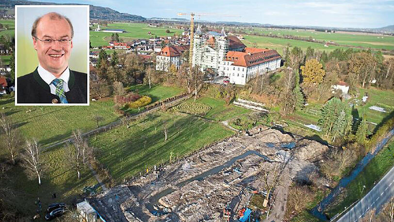 Hier sollte eigentlich längst das neue Senioren- und Pflegeheim stehen, doch Archäologen graben noch nach Baudenkmälern. Dass der Freistaat sich
nicht an den Kosten dafür beteiligt, kritisiert Bürgermeister Stefan Jocher (kl. Bild) scharf. Hier sollte eigentlich längst das neue Senioren- und Pflegeheim stehen, doch Archäologen graben noch nach Baudenkmälern. Dass der Freistaat sich
nicht an den Kosten dafür beteiligt, kritisiert Bürgermeister Stefan Jocher (kl. Bild) scharf.