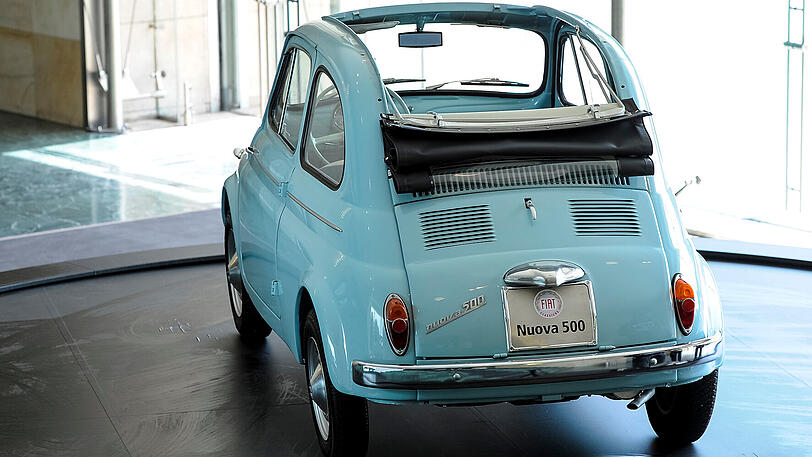 Auch 60 Jahre nach der Premiere ist der Fiat Nuova 500 immer noch ein Hingucker. Hier ein Modell mit Faltdach.