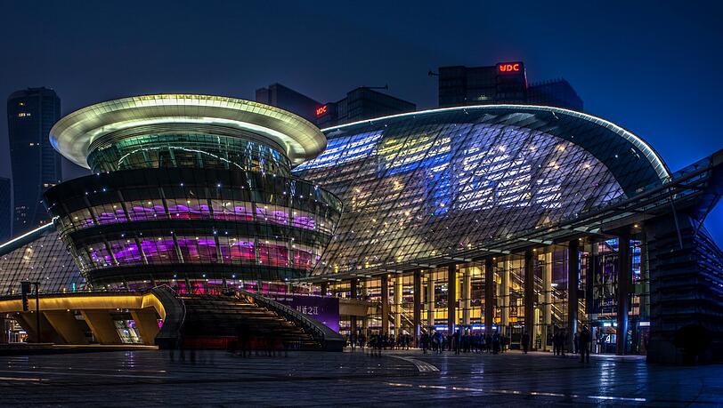 ie Philharmoniker gastierten auch im Kulturzentrum von Hangzou. Der vom Kanadier Carlos Ott entworfene Bau enthält ein Opernhaus und mehrere Säle. ie Philharmoniker gastierten auch im Kulturzentrum von Hangzou. Der vom Kanadier Carlos Ott entworfene Bau enthält ein Opernhaus und mehrere Säle.