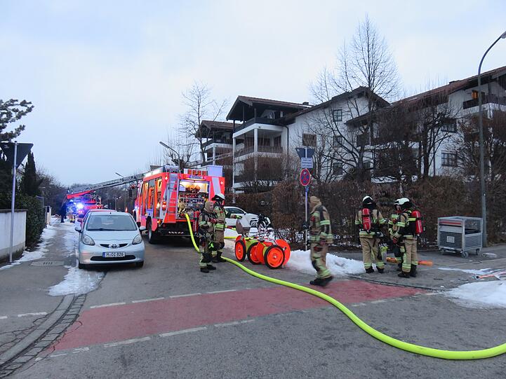 In der Rottenbucher Straße in Gräfelfing hat es am Donnerstag gebrannt. Die Freiwilligen Feuerwehren Gräfelfing und Planegg rückten zum Löschen an.