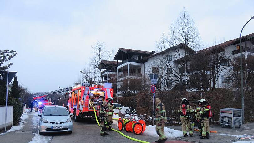 In der Rottenbucher Straße in Gräfelfing hat es am Donnerstag gebrannt. Die Freiwilligen Feuerwehren Gräfelfing und Planegg rückten zum Löschen an. In der Rottenbucher Straße in Gräfelfing hat es am Donnerstag gebrannt. Die Freiwilligen Feuerwehren Gräfelfing und Planegg rückten zum Löschen an.