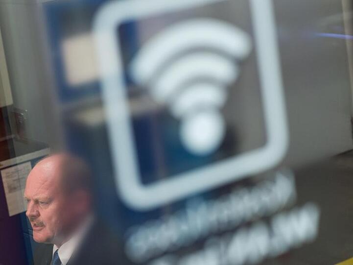 WLAN-Symbol auf der Scheibe einer Regionalbahn in Magdeburg.