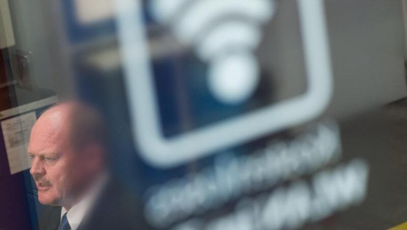 WLAN-Symbol auf der Scheibe einer Regionalbahn in Magdeburg. WLAN-Symbol auf der Scheibe einer Regionalbahn in Magdeburg.