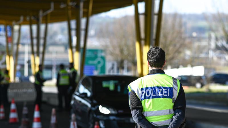 Deutsche Polizisten kontrollieren Einreisende an einem Grenzübergang. Deutsche Polizisten kontrollieren Einreisende an einem Grenzübergang.
