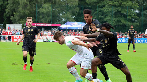 Die Bayern-Defensive mit Omar (r.) und Chris Richards (2.v.r.) hatte so ihre Probleme gegen Köln.