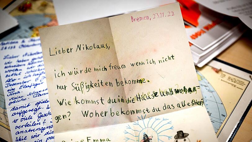 Ein Brief an den Nikolaus liegt in der Weihnachtspostfiliale in Nikolausdorf. Die Helferinnen und Helferinnen in den drei Weihnachtspostämtern in Niedersachsen haben bereits zahlreiche Briefe bekommen.