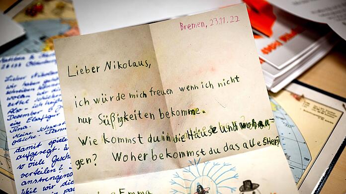 Ein Brief an den Nikolaus liegt in der Weihnachtspostfiliale in Nikolausdorf. Die Helferinnen und Helferinnen in den drei Weihnachtspostämtern in Niedersachsen haben bereits zahlreiche Briefe bekommen.