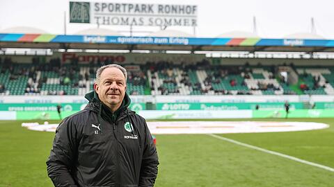 Fußball: 2. Bundesliga, SpVgg Greuther Fürth - 1. FC Magdeburg, 16. Spieltag im Sportpark Ronhof Thomas Sommer. Der Fürther Trainer Alexander Zorniger steht vor Spielbeginn auf dem Platz.