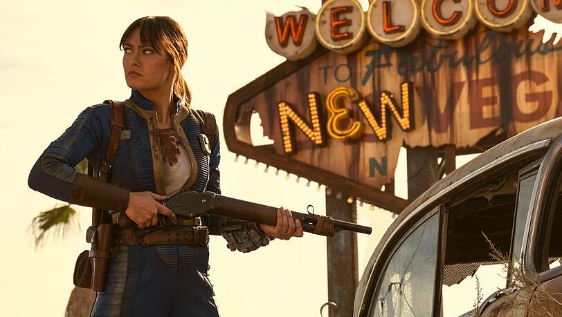Der blau-gelbe Anzug ist nicht mehr ganz so sauber wie zu Beginn ihrer Reise: Ella Purnell als Lucy in "Fallout".