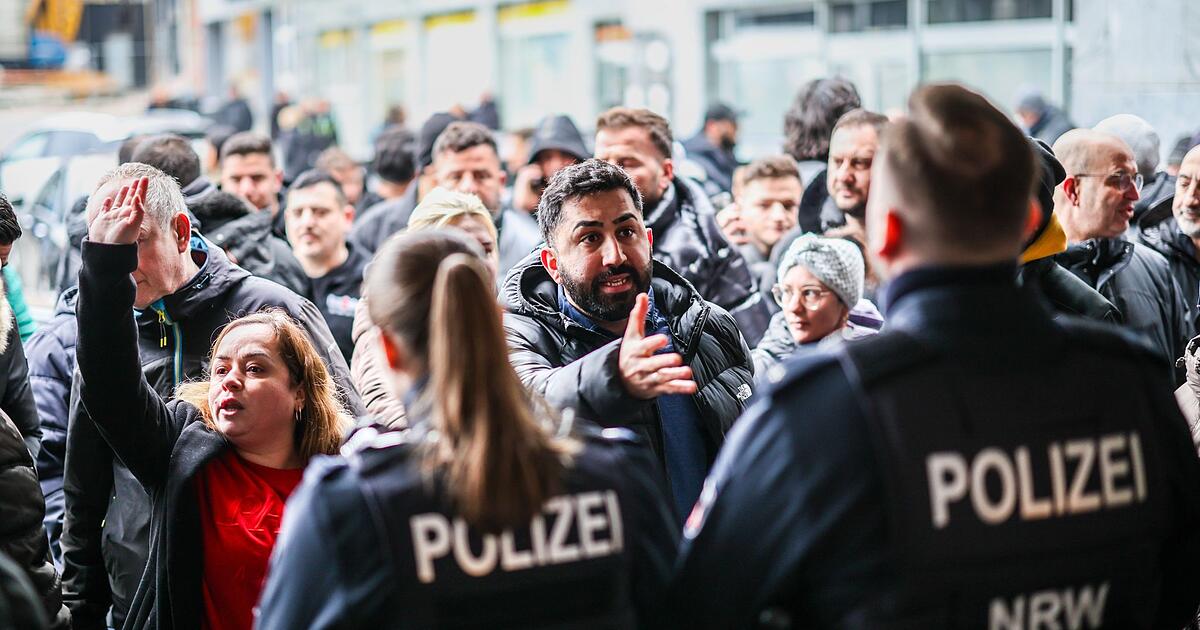 Sparkassen-Raub-Polizei-vernimmt-ab-Montag-Tausende-Opfer