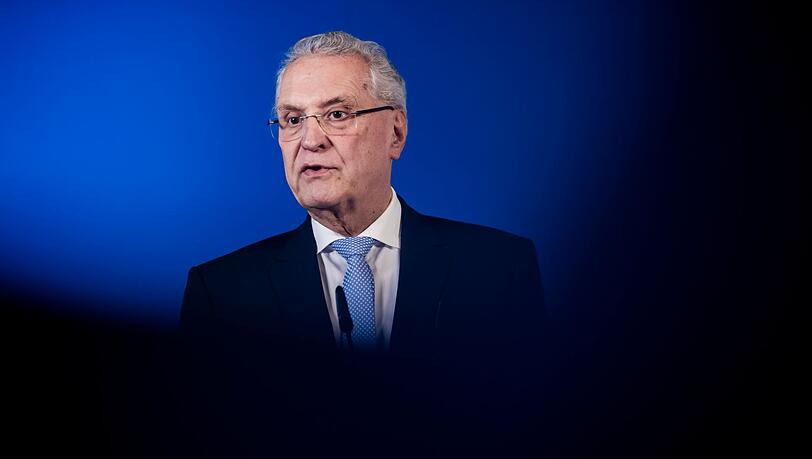 Bayerns Innenminister Joachim Herrmann (CSU) berichtete zu den mutma&szlig;lichen Anschlagspl&auml;nen auf einen Weihnachtsmarkt im Raum Dingolfing im Dezember 2025. (Archivbild)