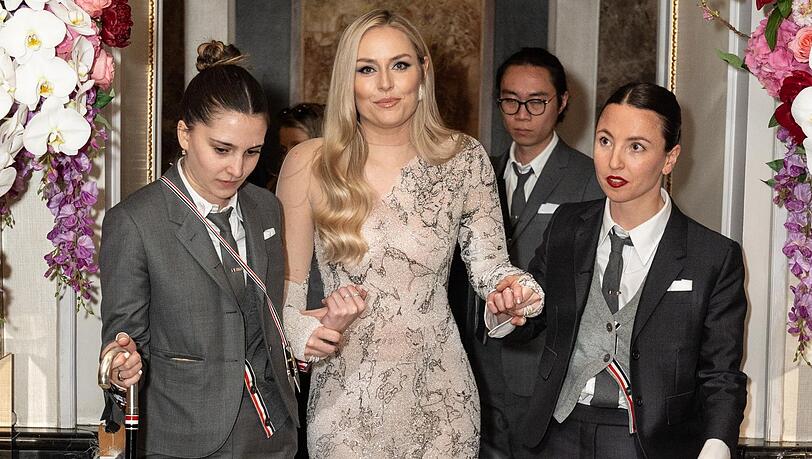 Auf dem Weg aus dem Hotel lie&szlig; sich Lindsey Vonn st&uuml;tzen.