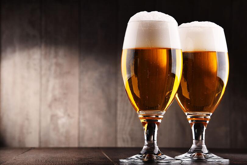 Hell, schlank und herb - das ist das Pils. Dank des hohen Hopfenanteils wirkt es trocken, frisch und belebend. In Norddeutschland ist es das beliebteste Bier. Seinen Ursprung hat das untergärig gebraute Pilsner in der tschechischen Stadt Pilsen - von dort aus trat es seinen Siegeszug durch ganz Europa an. Serviert wird es meist in der "Pilstulpe", wie auf dem Bild zu sehen. Hell, schlank und herb - das ist das Pils. Dank des hohen Hopfenanteils wirkt es trocken, frisch und belebend. In Norddeutschland ist es das beliebteste Bier. Seinen Ursprung hat das untergärig gebraute Pilsner in der tschechischen Stadt Pilsen - von dort aus trat es seinen Siegeszug durch ganz Europa an. Serviert wird es meist in der "Pilstulpe", wie auf dem Bild zu sehen.