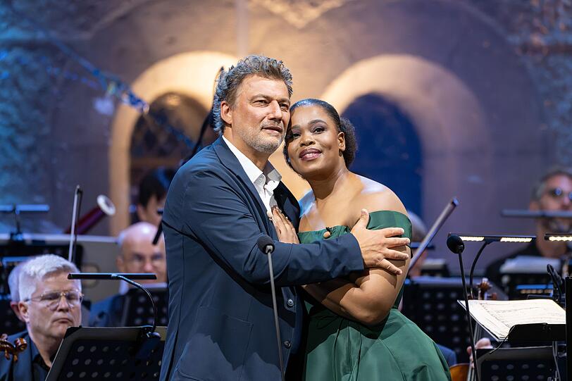 Jonas Kaufmann (Tenor) und Pretty Yende (Sopran) waren ein Dreamteam bei einem weiteren Neuschwanstein-Konzert im Sommer 2026.