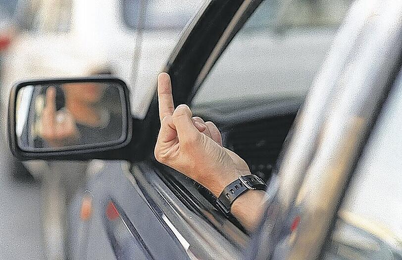 Teure Geste: Der Stinkefinger aus dem Autofenster kann &ndash; je nach Einkommen &ndash; zwischen 600 und 4000 Euro kosten.