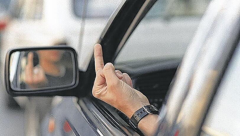 Teure Geste: Der Stinkefinger aus dem Autofenster kann – je nach Einkommen – zwischen 600 und 4000 Euro kosten. Teure Geste: Der Stinkefinger aus dem Autofenster kann – je nach Einkommen – zwischen 600 und 4000 Euro kosten.