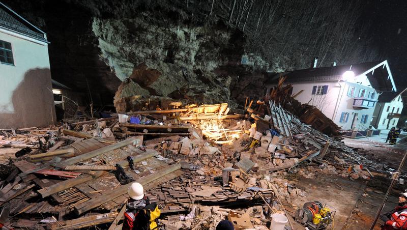 Die Suche nach den Verschütteten in Stein an der Traun Die Suche nach den Verschütteten in Stein an der Traun