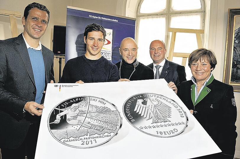 Mit der WM-Münze: Oliver Bierhoff, Felix und Christian Neureuther, Staatssekretär Hartmut Koschyk, Rosi Mittermaier (v. l.). Foto: WM-OK